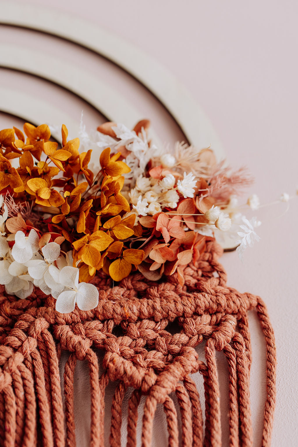 MACRAME DRIED FLOWER RAINBOW - ROWAN